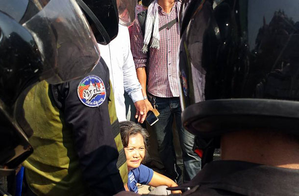 លោក​ស្រី មូរ សុខហួរ បរា​ជ័យ​ជា​លើក​ទី៥ ក្នុង​ការខិតខំ​ ចូល​ទៅកាន់​បរិវេណ​ទីលាន​ប្រជាធិបតេយ្យ​